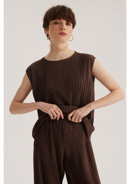 Kahverengi Yuvarlak Yaka Kolsuz Pliseli Bluz