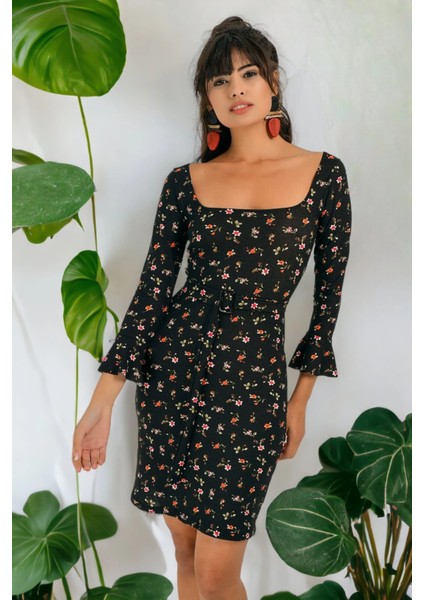 Kadın Çok Renkli Çiçek Desenli Kolları Fırfır Detaylı Kare Yaka Truvakar Kol Body Fit Kesim Elbise