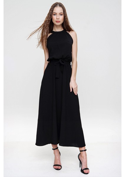 Kadın Siyah Halter Yaka Sıfır Kol Kemer Detaylı Regular Kesim Maksi Boy Uzun Rahat ve Günlük Elbise fırsatları