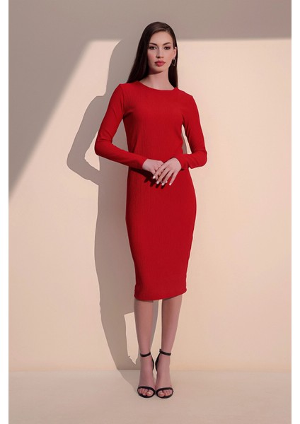 Kadın Kırmızı Uzun Kol Kaliteli Kendinden Dokulu Kumaş Arkası Büzgülü Diz Altı Elbise
