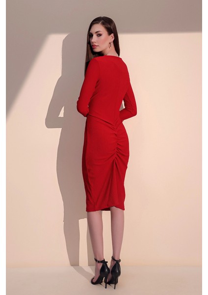 Kadın Kırmızı Uzun Kol Kaliteli Kendinden Dokulu Kumaş Arkası Büzgülü Diz Altı Elbise modelleri