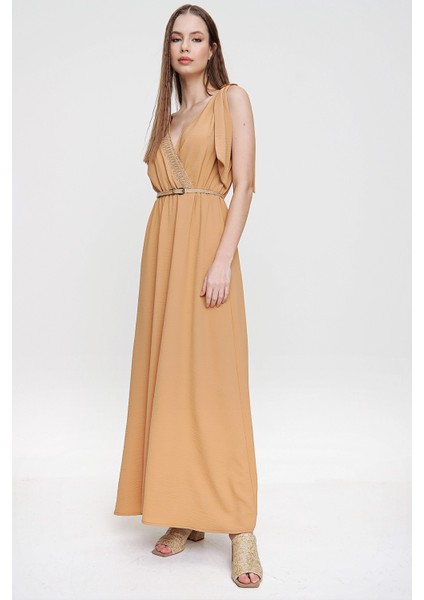 Kadın Bejsırt ve Göğüs Hasır Detaylı Omzu Tokalı Beli Büzgülü Airobin Uzun Kruvaze Elbise fiyatları