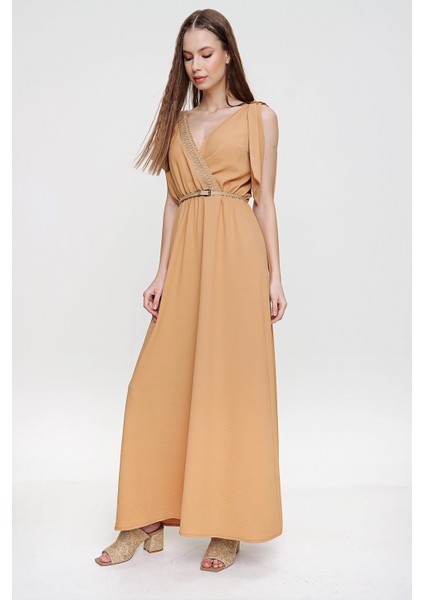 Kadın Bejsırt ve Göğüs Hasır Detaylı Omzu Tokalı Beli Büzgülü Airobin Uzun Kruvaze Elbise indirimleri