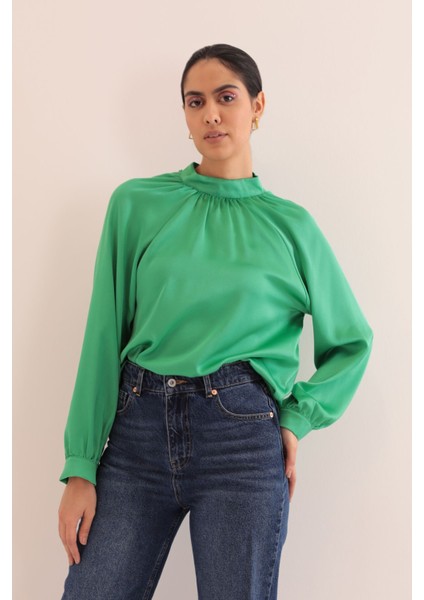Kobe Saten Kumaş Sırt Detay Kadın Bluz-Yeşil