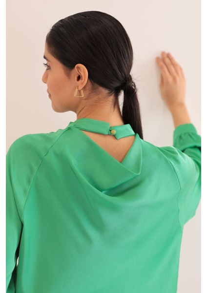 Kobe Saten Kumaş Sırt Detay Kadın Bluz-Yeşil modelleri