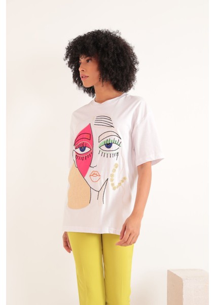 Süprem Kumaş Kız Nakışlı Oversize Kadın Tişört-Beyaz indirimleri