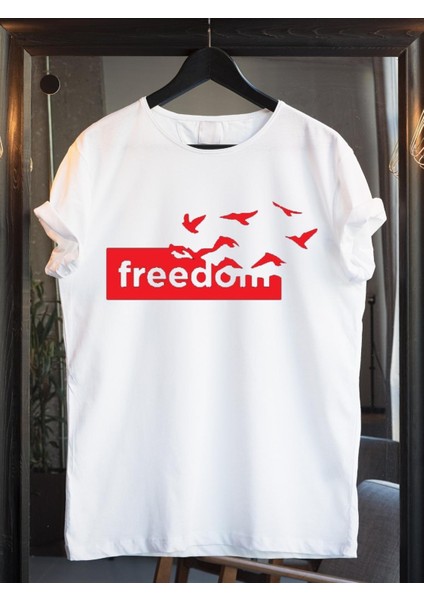 Freedom Yazılı Pamuklu Oversize Tişört. Özgürlük Yazılı ve Uçan Özgür Kuşlar Temalı Unisex Tişört