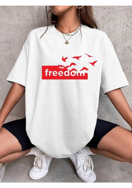 Freedom Yazılı Pamuklu Oversize Tişört. Özgürlük Yazılı ve Uçan Özgür Kuşlar Temalı Unisex Tişört