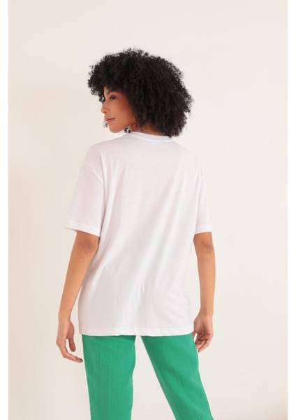 Süprem Kumaş Süzine Nakışlı Oversize Kadın Tişört-Beyaz modelleri