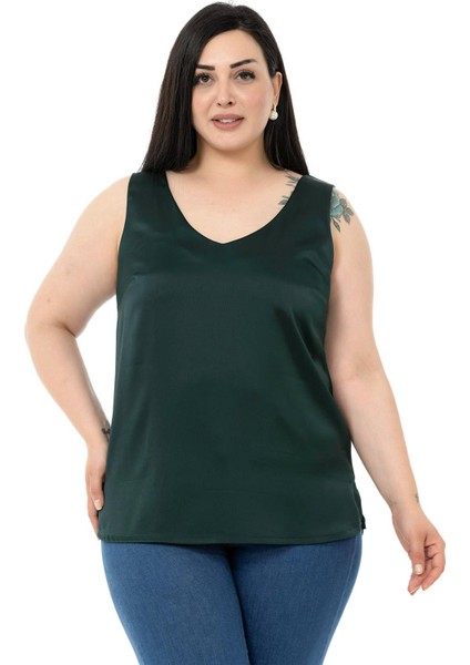 Büyük Beden V Yaka Yanı Yırtmaçlı Kolsuz Saten Zümrüt Yeşil Bluz
