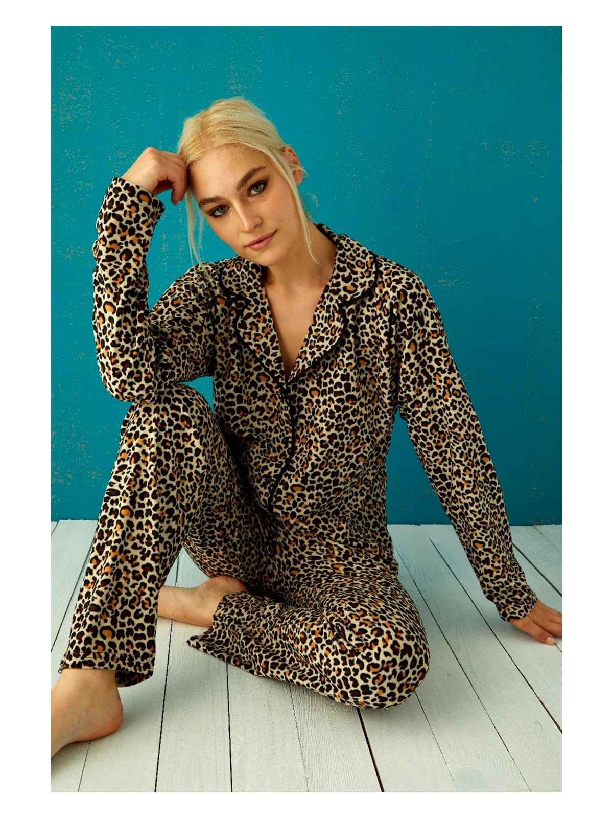 Nisanca Kışlık Düğmeli Ekose Desen Yılbaşı Temalı Kadın Süet Pijama Takımı - Görsel 3