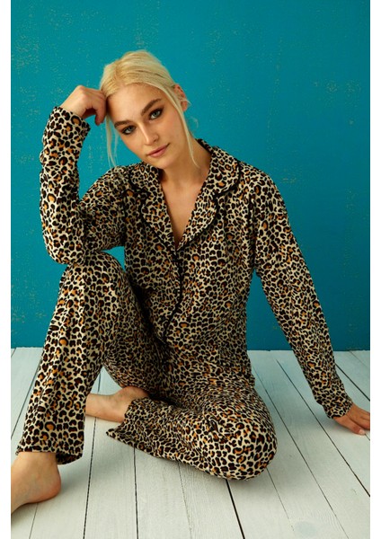 Kışlık Düğmeli Ekose Desen Yılbaşı Temalı Kadın Süet Pijama Takımı