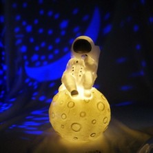 New and Single Ay Üzerinde Astronot Gece Lambası Ofiste ve Ev Dekorasyonu Pilli Masa Üstü Gece Lambası