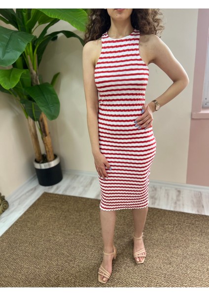 Sırt Detaylı Kırmızı-Beyaz Esnek Çizgili Elbise fırsatları