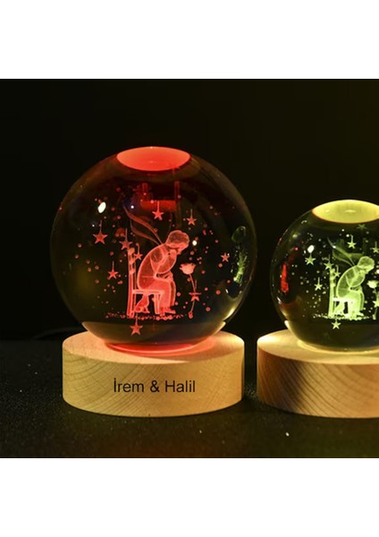 Kişiye Özel Büyük Boy Işıklı Ahşap Kaideli Küçük Prens Cam Küre 8cm ve Lotus Çiçeği Kolye fiyatları