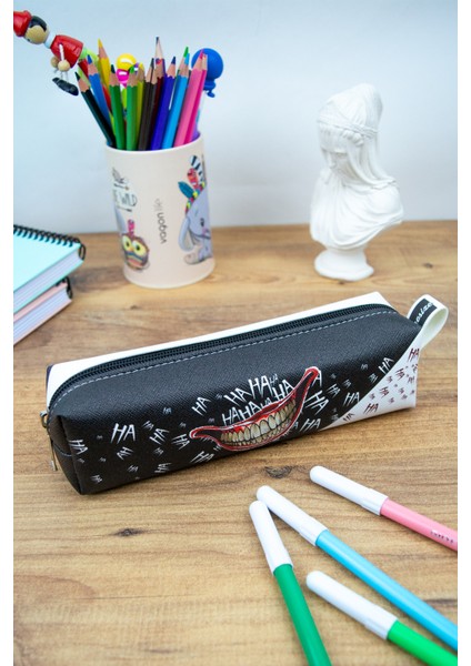 Vegan Deri Kalem Kutusu Joker Kahkaha Temalı Kare Tasarım 21 cm Kapasiteli