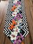 Zigzag Desen Üzerine Lilyum Çiçek Desenli Runner & Turuncu Supla 3