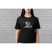 Ayda Astronot Baskılı Desenli %100 Pamuk Siyah Kadın T-Shirt