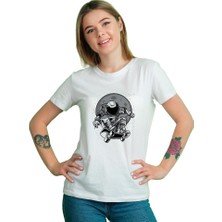 Kaykay Astronot Baskılı Desenli %100 Pamuk Beyaz Kadın T-Shirt