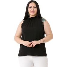 Disentis Modest Büyük Beden Yaka Detaylı Kolları Dantelli Siyah Bluz