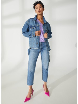 Wrangler Berrak Tüzünataç x Wrangler  Ceket Yaka Uzun Kol Cepli Oversize Lacivert Denim Ceket W231616XT