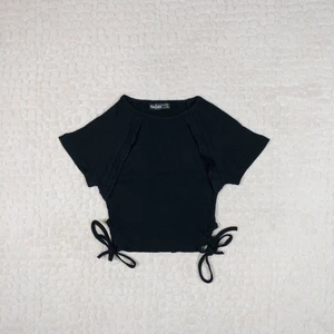 Kız Çocuk Fırfırlı ve Yandan Bağlama Detaylı Crop