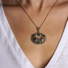 Galatelier Telkari Işlemeli Oval Formlu Yaprak Desenli Kök Zümrüt Taşlı Gümüş Kadın Kolye