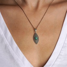 Galatelier Hasır Telkari Işlemeli Mekik Formlu Kök Zümrüt Taşlı Gümüş Kadın Kolye