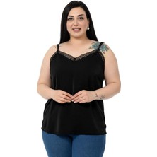 Disentis Modest Büyük Beden Yakası Dantelli Ayarlanabilir Askılı Yanı Yırtmaçlı Siyah Bluz