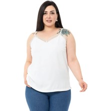 Büyük Beden Yakası Dantelli Ayarlanabilir Askılı Yanı Yırtmaçlı Beyaz Bluz