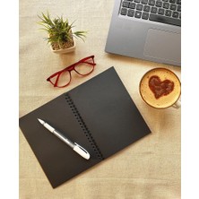 Tuğset Etiket Siyah Yapraklı Defter Spiralli 14X20 90GR. 40 Sayfa ve Beyaz Kaliteli Jel Kalem Hediyeli
