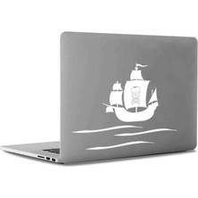 Asilmeydan Kuru Kafa Bayraklı Korsan Gemisi Apple Macbook, Pro Sticker Etiket Dekoratif Beyaz