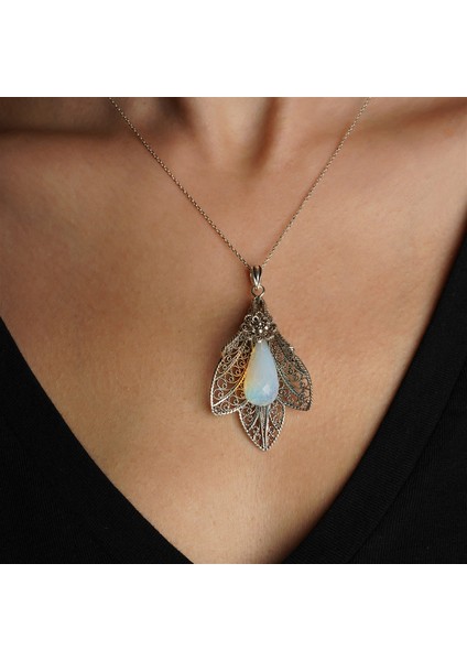 Telkari Işlemeli Zambak Model Quartz Taşlı Gümüş Kadın Kolye