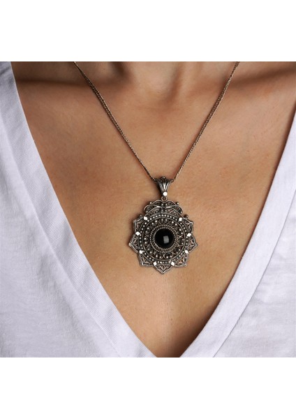 Telkari Işlemeli Oniks Taşlı Gümüş Kadın Kolye