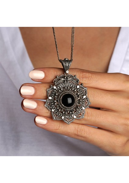 Telkari Işlemeli Oniks Taşlı Gümüş Kadın Kolye modelleri