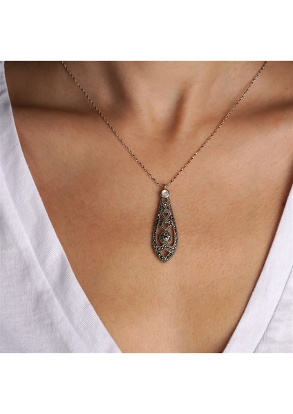 Telkari Işlemeli Mekik Formlu Markazitli Inci Taşlı Gümüş Kadın Kolye