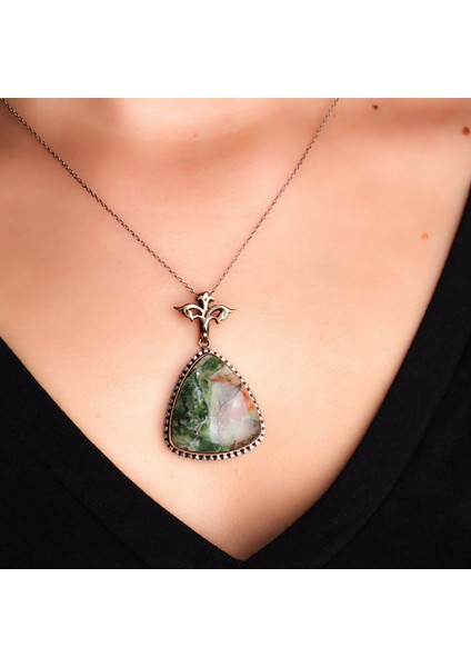 Oltu Zümrütü Üçgen Formlu Gümüş Kadın Kolye