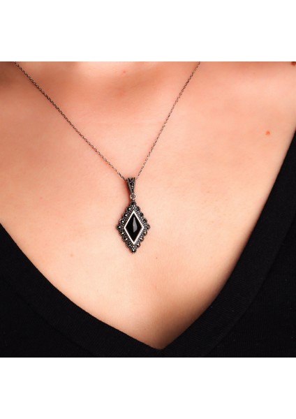 Oltutaşı Mekik Formlu Gümüş Kadın Kolye