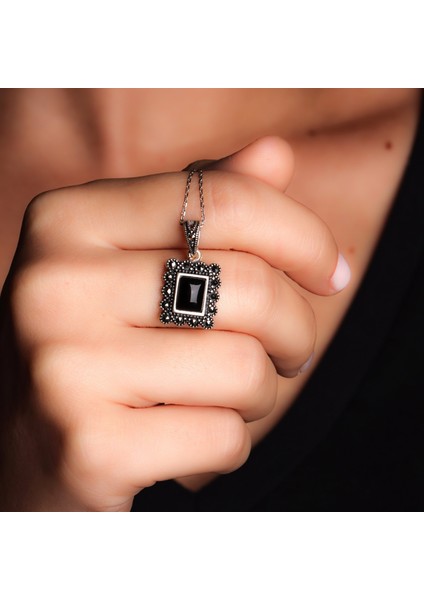 Oltutaşı Dörtgen Formlu Markazitli Gümüş Kadın Kolye