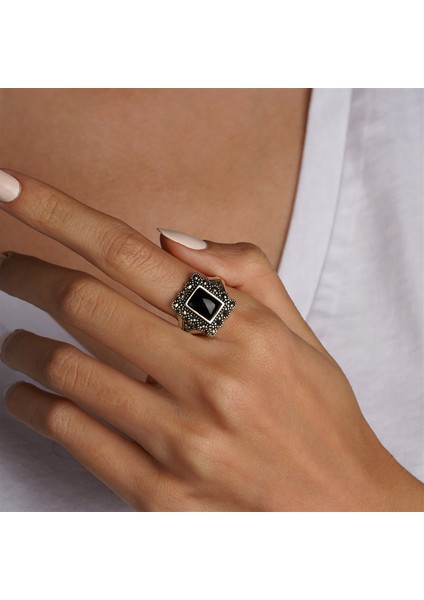 Oltutaşı Kare Formlu Markazitli Gümüş Kadın Yüzük