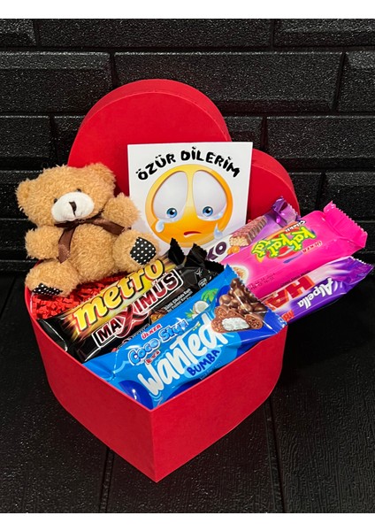 Sevgiliye Özür Hediyesi Kalp Kutuda Kahverengi Mini Ayıcık ve Bol Atıştırmalık