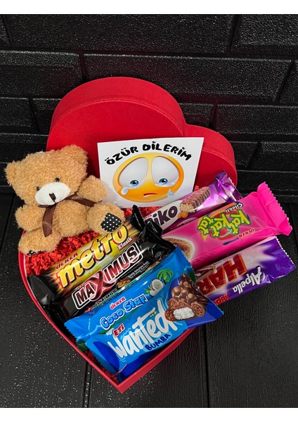 Sevgiliye Özür Hediyesi Kalp Kutuda Kahverengi Mini Ayıcık ve Bol Atıştırmalık modelleri