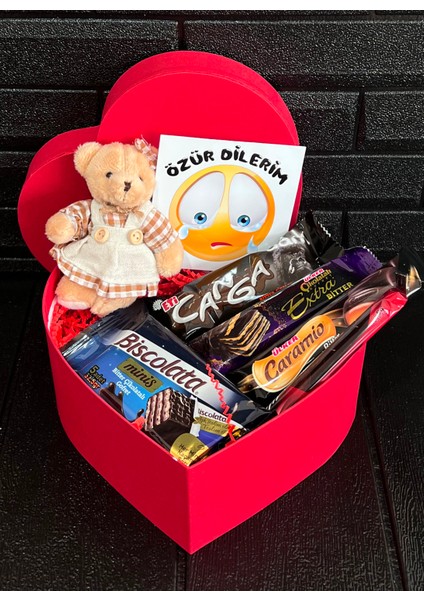 Sevgiliye Özür Hediyesi Kalp Kutuda Elbiseli Mini Ayıcık ve Bitter Çikolatalar