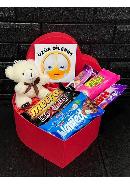 Sevgiliye Özür Hediyesi Kalp Kutuda Beyaz Mini Ayıcık ve Bol Atıştırmalık