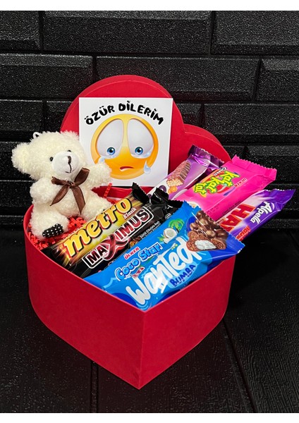 Sevgiliye Özür Hediyesi Kalp Kutuda Beyaz Mini Ayıcık ve Bol Atıştırmalık fiyatları