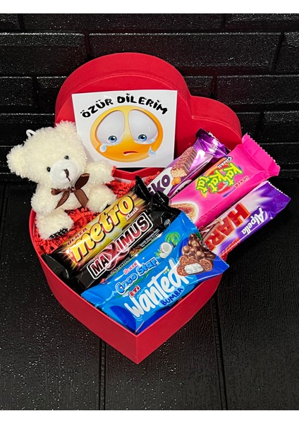 Sevgiliye Özür Hediyesi Kalp Kutuda Beyaz Mini Ayıcık ve Bol Atıştırmalık modelleri