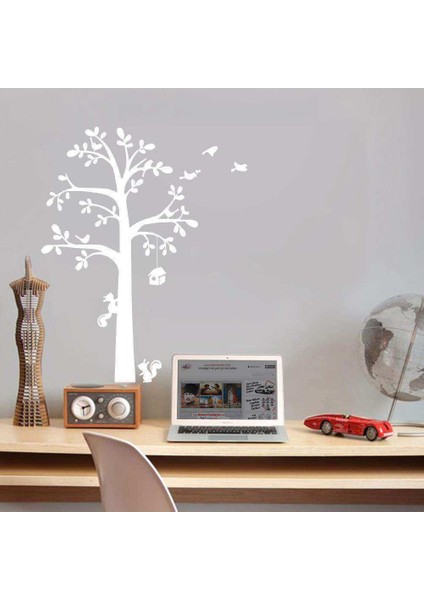 Ağaçtaki Evlerine Çıkan Sincaplar Dekoratif Duvar Sticker, Çıkartma, Etiket Beyaz
