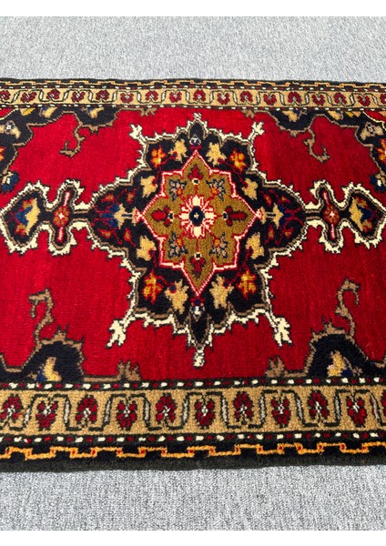 El Dokuma Kırmızı 88 x 142 cm %100 Yün Kök Boya Yörük Halısı