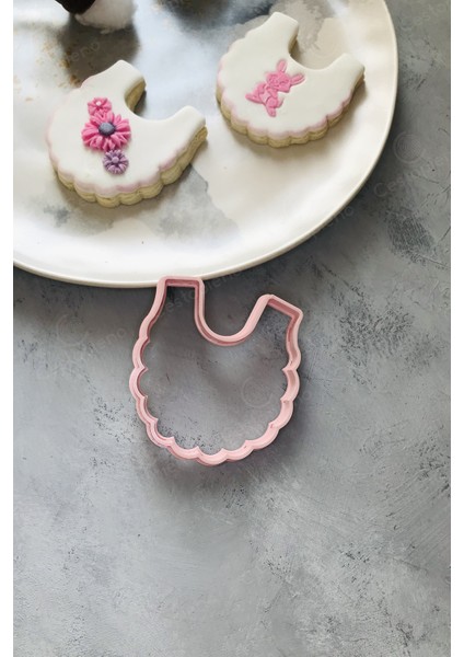 Pembe Bebek Önlüğü Hamur Şekillendirici / Kurabiye Kalıbı fiyatları