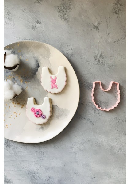 Pembe Bebek Önlüğü Hamur Şekillendirici / Kurabiye Kalıbı modelleri